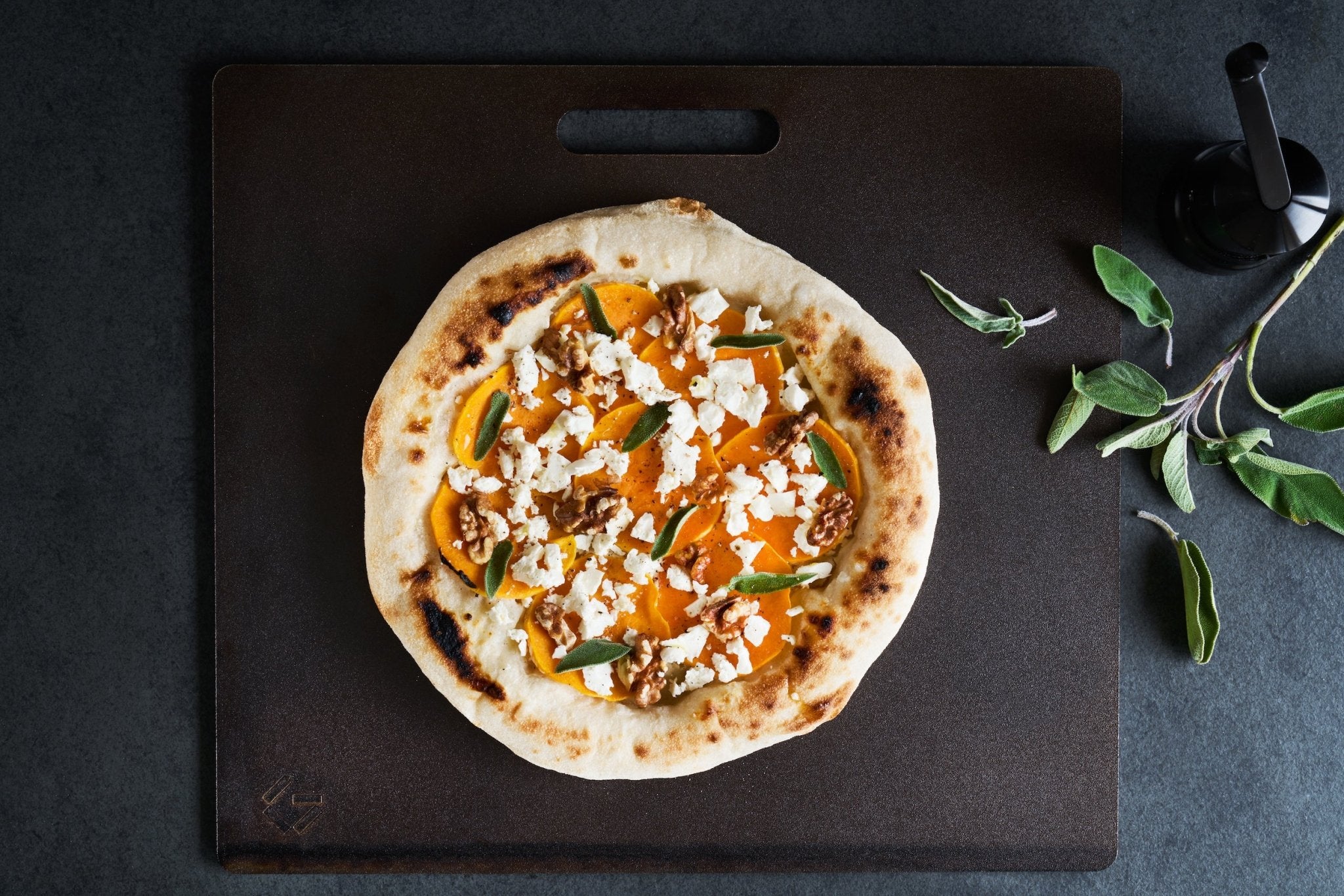 Pizza bianca med butternut squash, feta og salvie - Gastrotools.dk