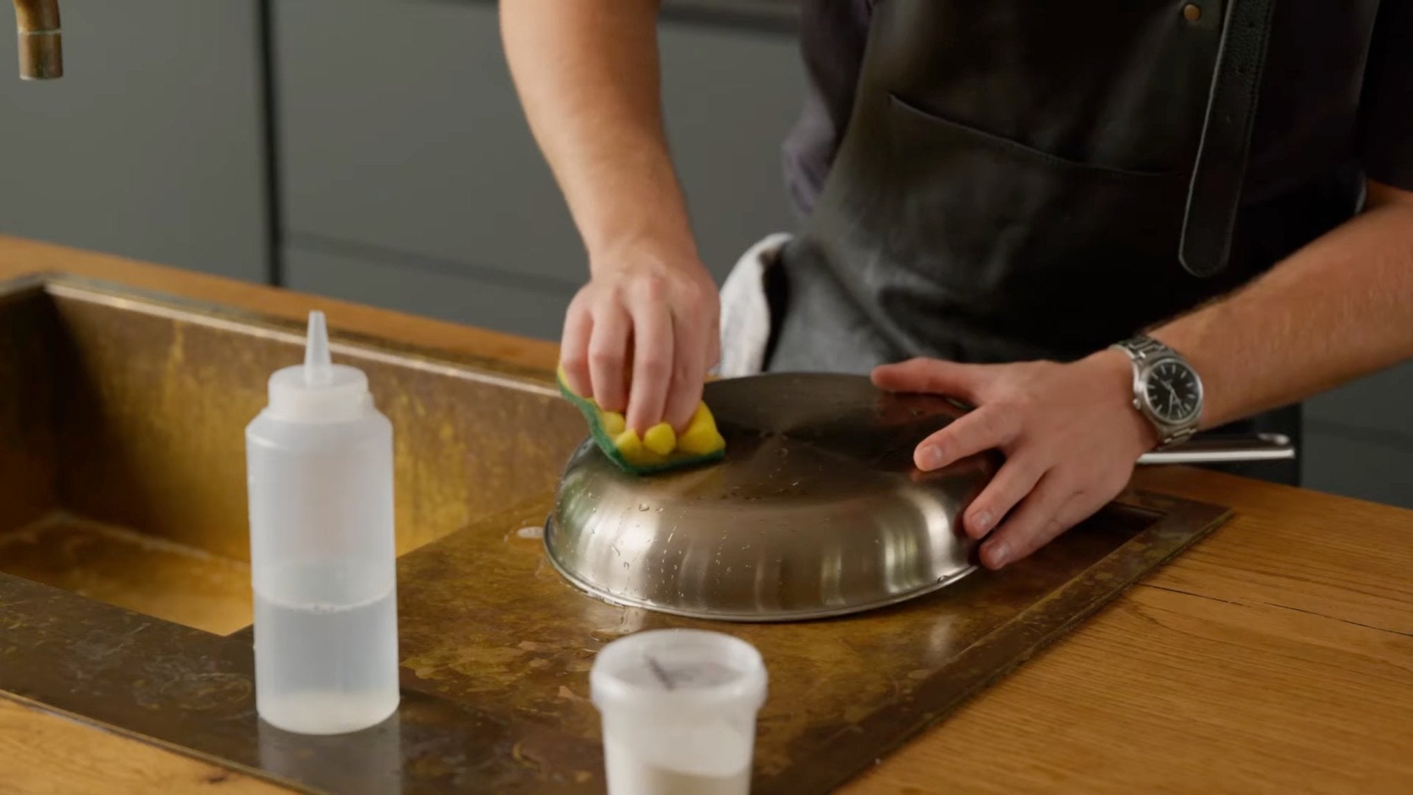 Sådan fjerner du kalk og regnbuepletter fra dine stegepander og gryder i rustfrit stål - Gastrotools.dk